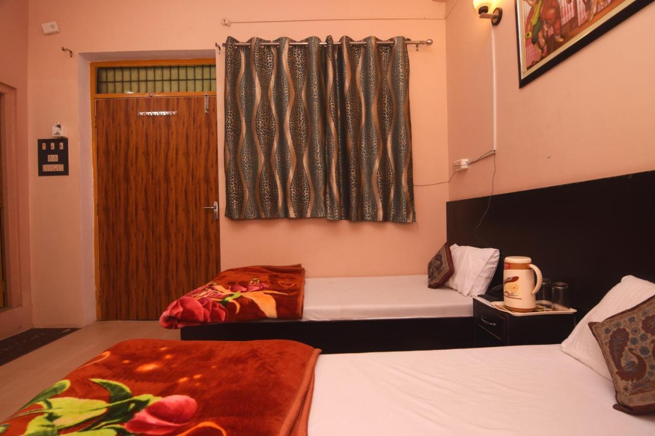 Ds Residency Varanasi-Prime Location-Parking Exterior foto